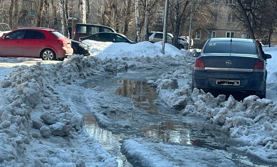 Снег в Полевском "уже завтра" сам не растает. Надо убирать