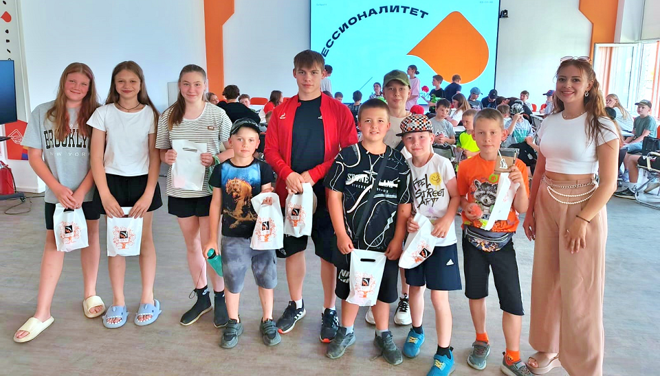 Сегодня юные спортсмены, завтра металлурги. В спортлагере ФСК СТЗ сочетают тренировки с профориентацией