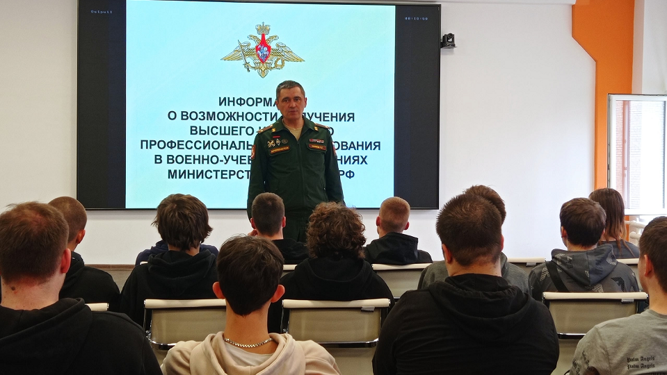 Военный комиссар Полевского провёл встречу со студентами техникума о контрактной службе и военных вузах