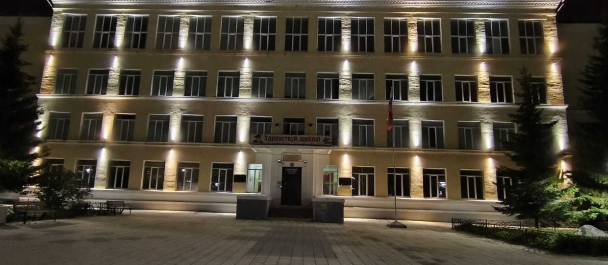 На фасад полевской школы № 13 установили архитектурную подсветку