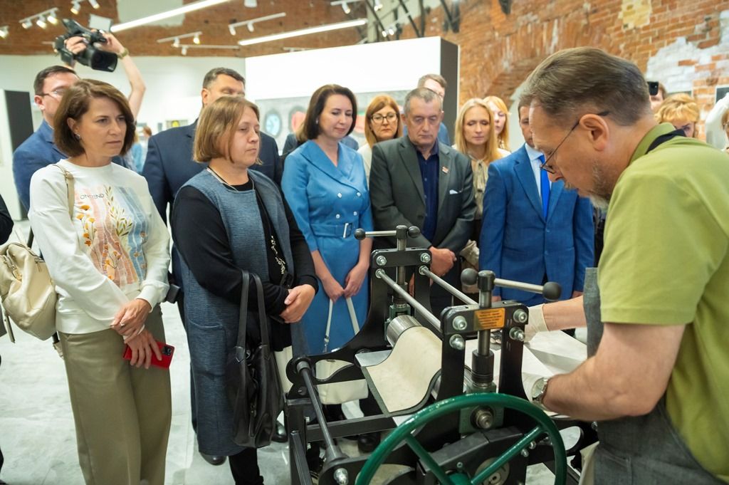 Офортный станок в выставочном зале ZDA_2325.jpg