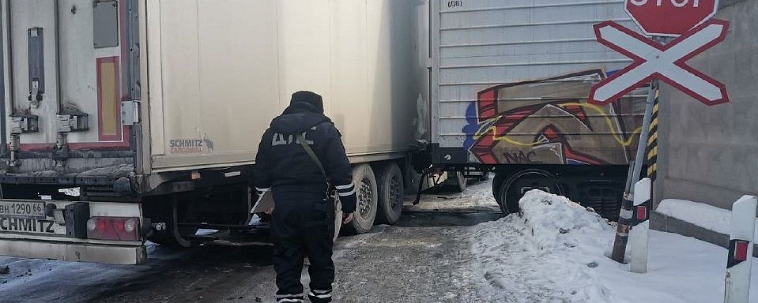 Грузовик был с яйцами. В столкновении с поездом пострадал сцепщик