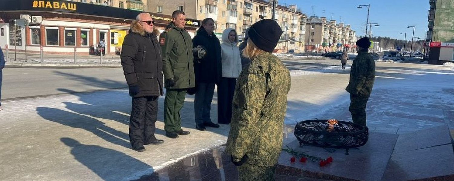 К памятникам воинам возложили цветы