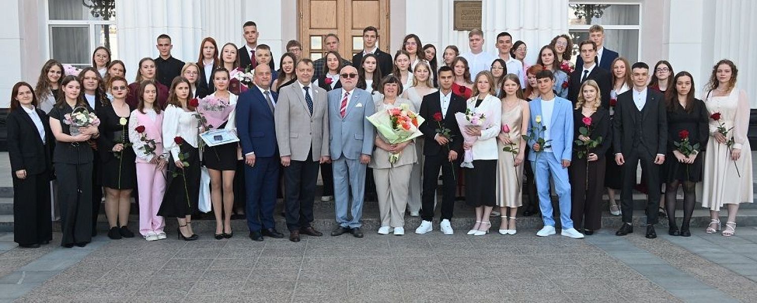 В ДК СТЗ торжественно поздравили медалистов полевских школ