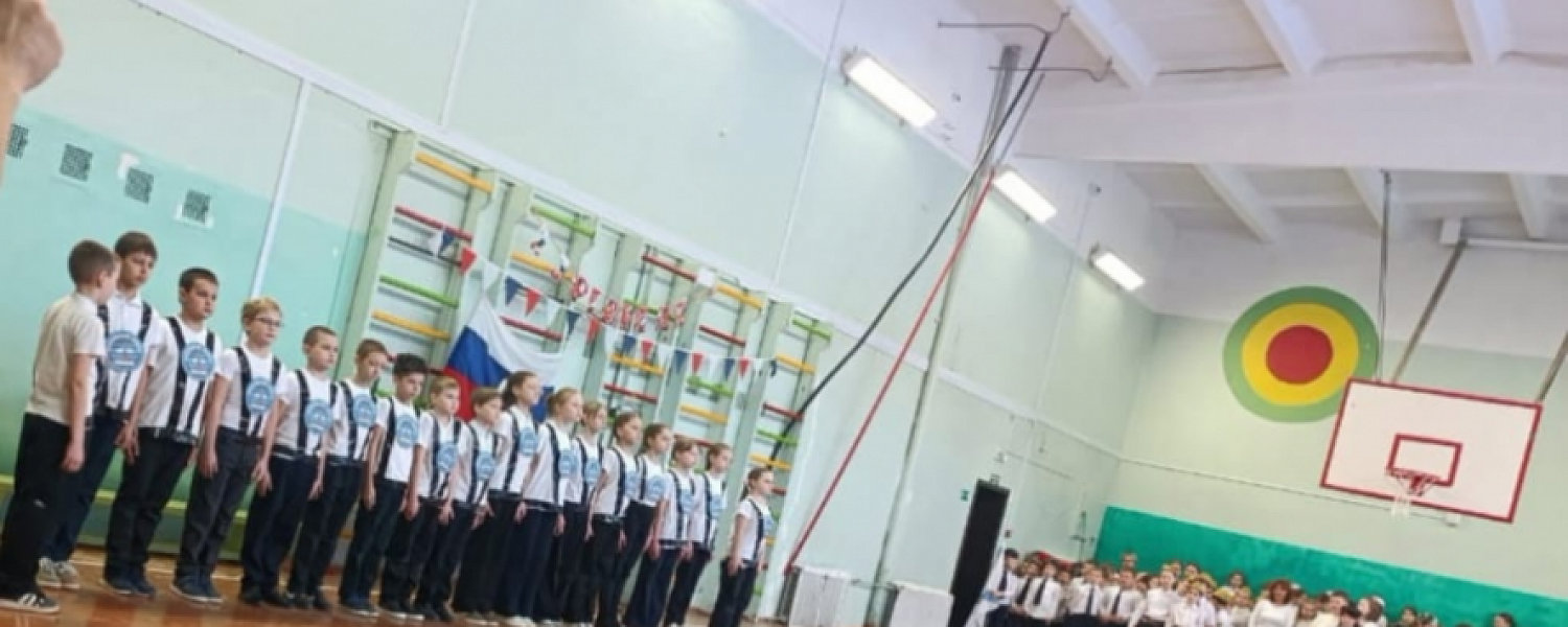 Кособродские школьники и электроцех СТЗ провели смотр строя и песни