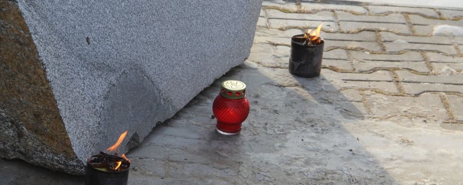 На месте будущего памятника погибшим полевчанам установили камень