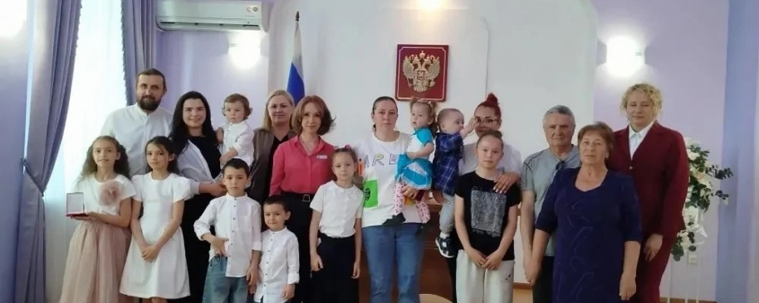 Полевчан наградили за семейные ценности